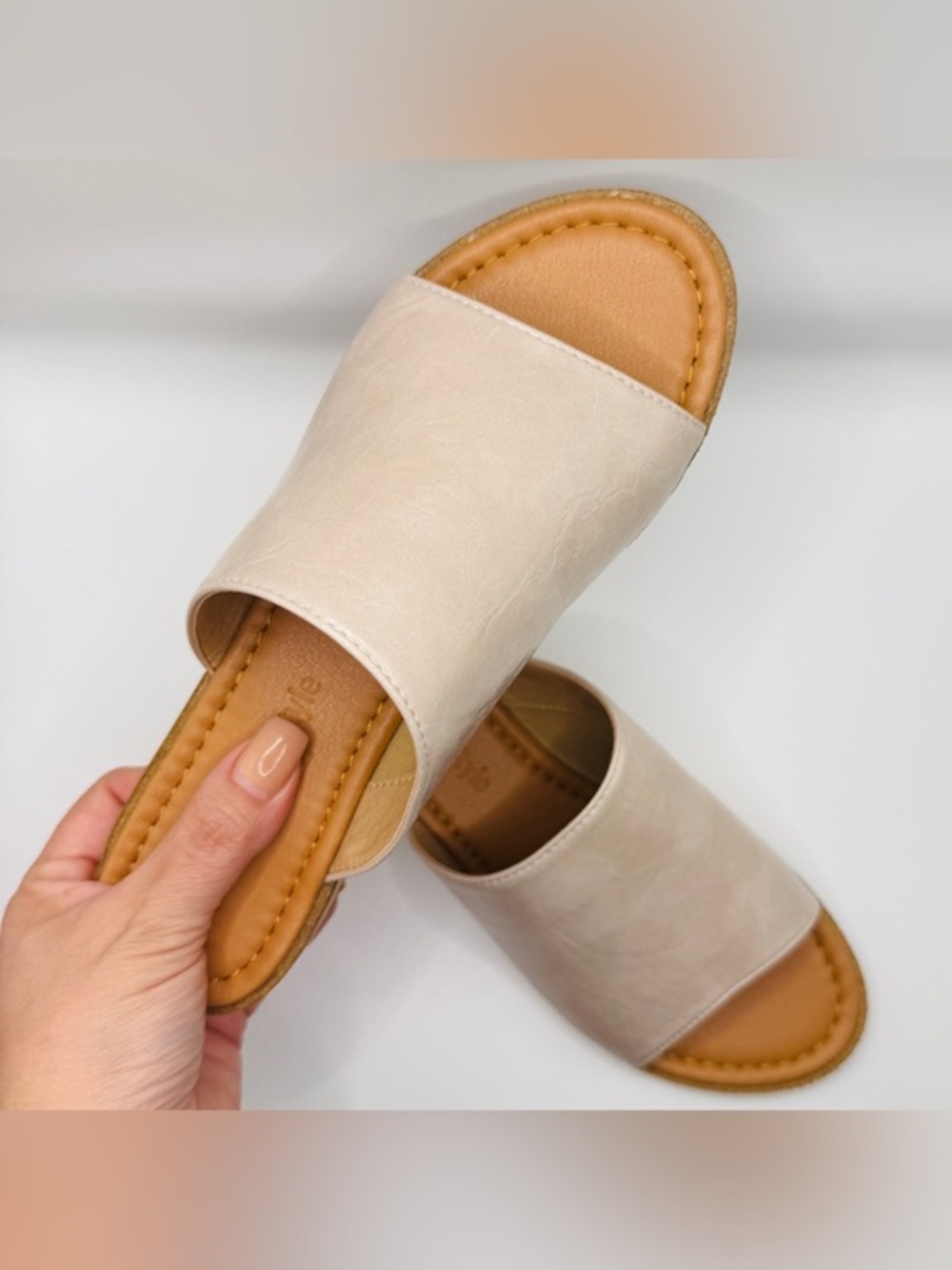 NWT Cream Leather Open-Toe Slide Mule - Sleek Everyday Comfort - Size 10